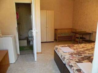 Гостиница Guest House Kovcheg Анапа Cемейный номер с собственной ванной комнатой-3